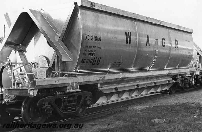 P00196
XC class 21066 bauxite hopper wagon, end and side view.
