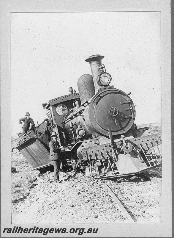 P00512
G class 130 derailed on the Hopetoun to Ravensthorpe line on the 16.June 1909, side and front view.
