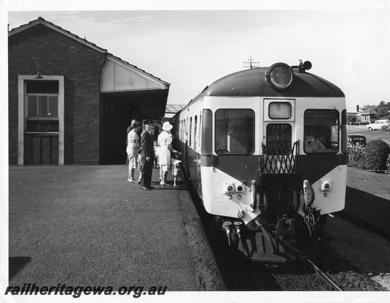 P00516
ADG class railcar, Meltham station, station master observing passengers boarding the train, front on view
