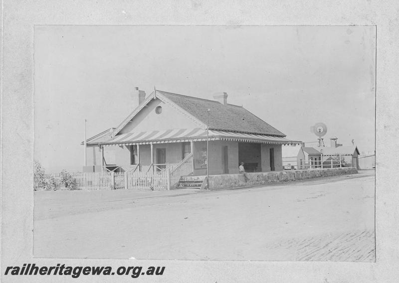 P00517
Old Geraldton station, erected in 1882, end and platform side, striped platform roof
