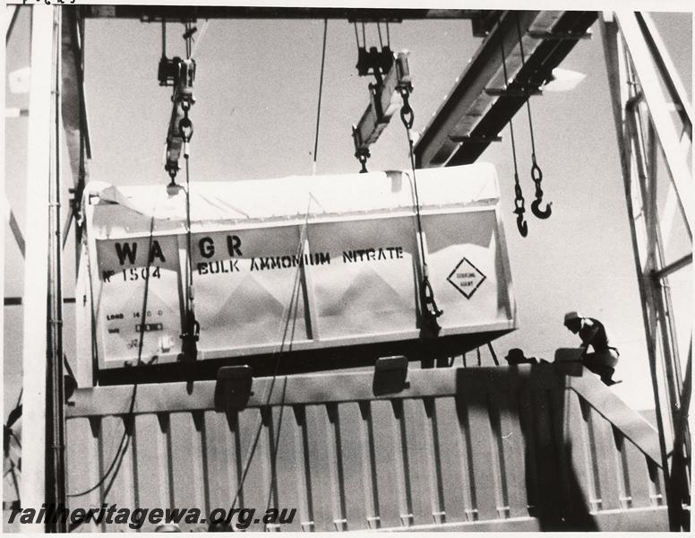 P00623
Bulk ammonium nitrate container No. 1504, being emptied into a road trailer, Meekatharra, gantry crane
