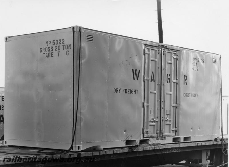 P00827
QCE class 23586, Dry Freight Container No.5022, end and side view
