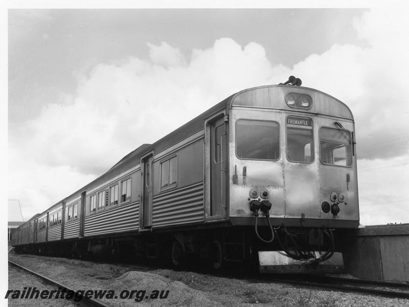 P00830
ADK/ADB class railcar set, side and front view

