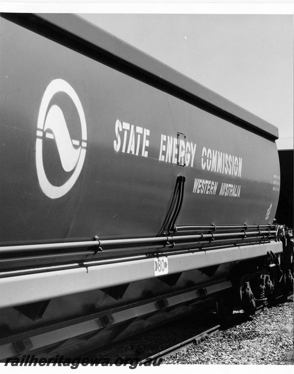 P00848
XG class coal hoppers, Pinjarra, string of wagons painted in State Energy Commission livery
