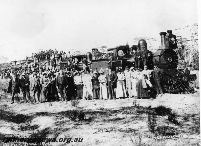 P00865
P class 63, G class, Hines Hill, crowd in front of train, This Ministerial Special was the first train to Kalgoorlie
