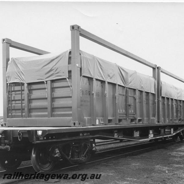 P00890
QUA class flat wagon, as new in black livery, loaded with a pair of containers
