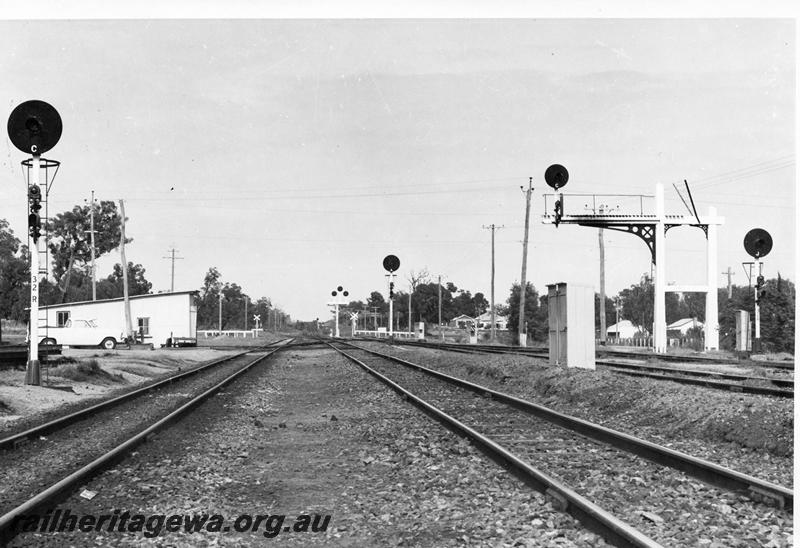 P00980
Searchlight signals, Armadale station, SWR line, shows colour light signal on semaphore signal pole, same as P0612 and similar to P1471
