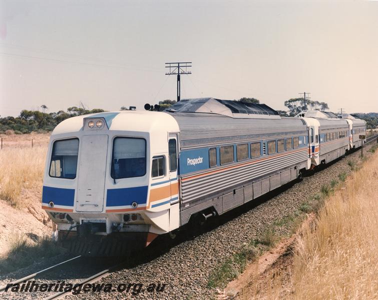 P00999
Prospector railcar three car set in later paint scheme with blue stripe across front
