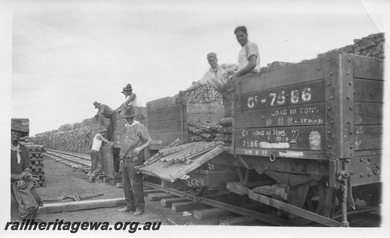 P01059
GC class 7586, track components being unloaded for the construction of the Meekatharra to Wiluna railway, NR line
