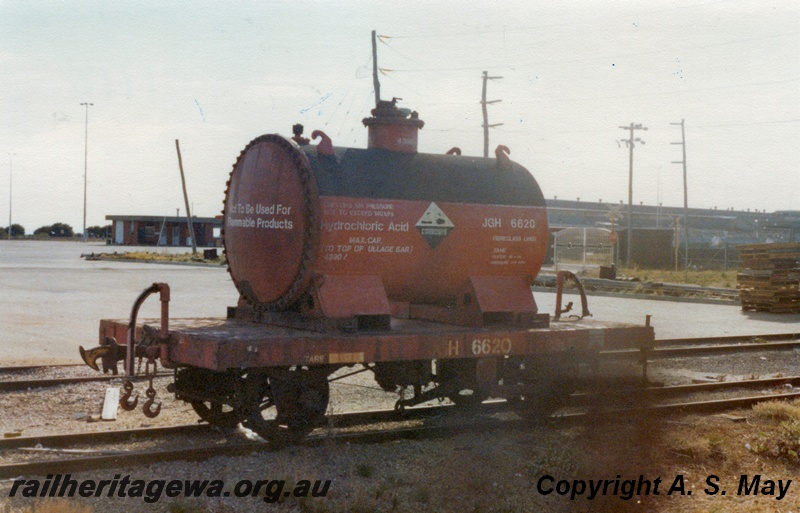 P01110
JGH class 6620, hydrochloric acid tank wagon, Robbs Jetty, end and side view.
