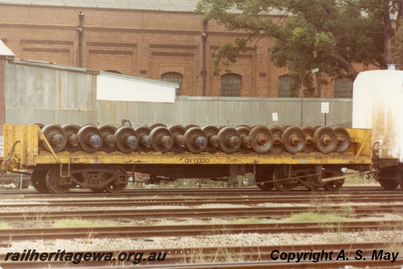 P01139
QV class 13320 wagon loaded with wheel sets, end and side view, Midland, ER line.
