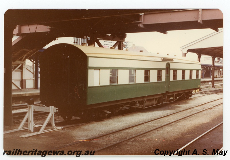 P01142
AYC class 512 carriage, green and cream livery, end and side view, buffer stop, Perth, ER line.
