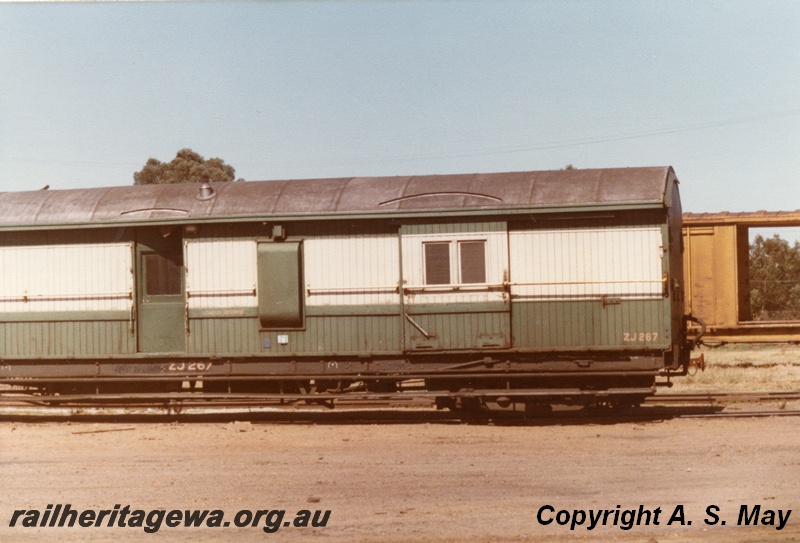 P01144
ZJ class 267 brakevan, green and cream livery, side view, Midland, ER line.
