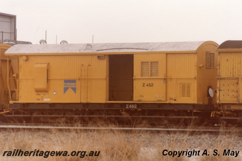 P01172
Z class 452 brakevan, yellow livery, side and end view, Forrestfield.

