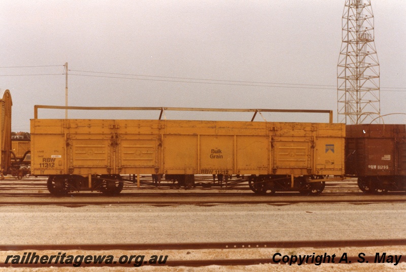 P01177
RBW class 11212, Leighton, yellow livery, side view
