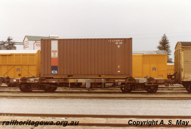 P01180
QRC class 7046 with container on board, Leighton, side view
