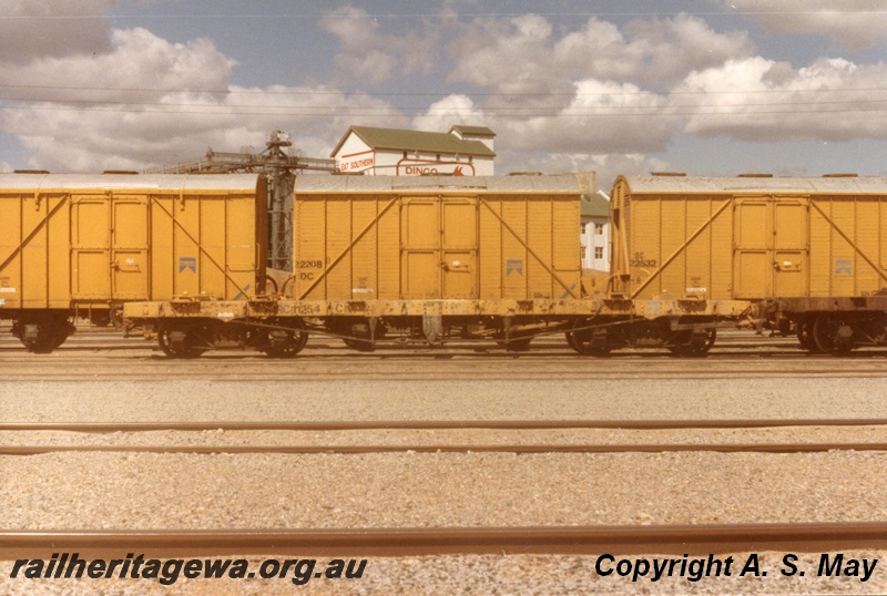 P01258
QRC class 11254 flat top container wagon, side view, DC class 22208 and DC class 22532 covered vans, yellow livery, side view, Leighton, ER line.
