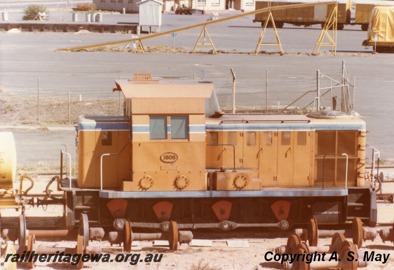 P01306
B class 1606 diesel hydraulic locomotive, angled roof, orange livery, side view, North Fremantle, ER line.
