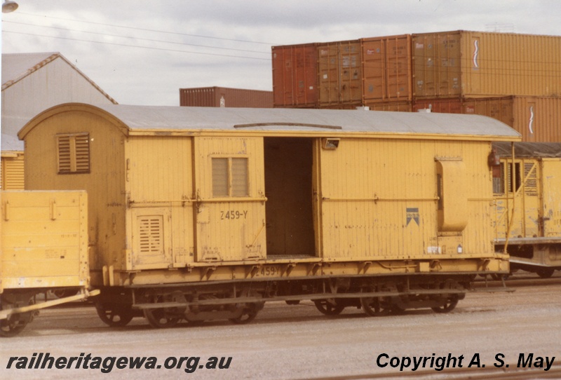 P01318
Z class 459 brakevan, door open, yellow livery, end and side view, Leighton, ER line.
