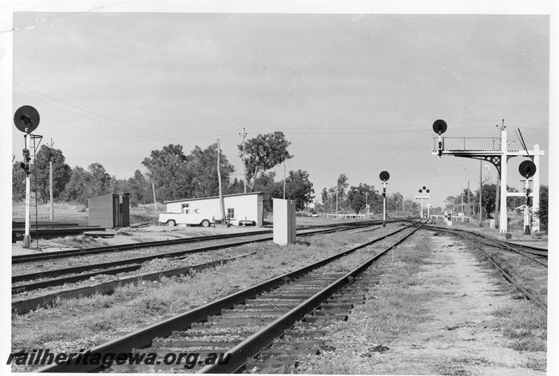 P01471
Searchlight signals, Armadale station, shows colour light signal on semaphore signal pole, 
