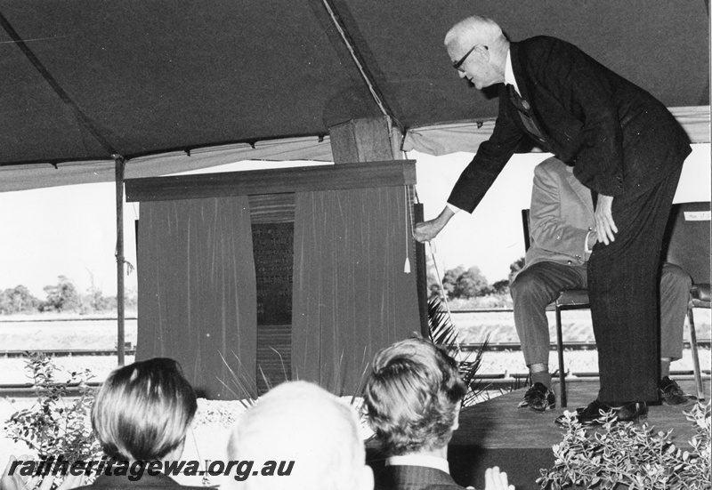 P01487
Dignitary unveiling a plaque at the opening of the Forrestfield complex
