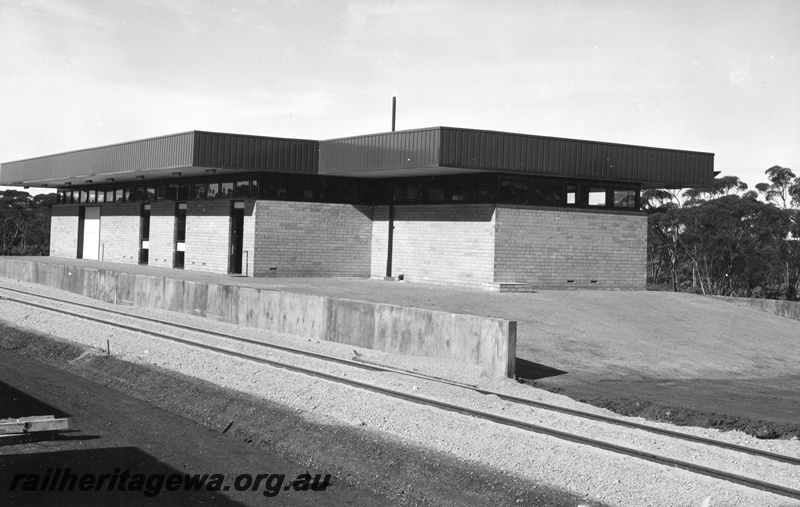 P01508
Station building, Kambalda on the standard gauge Binduli Bypass, trackside and end view.
