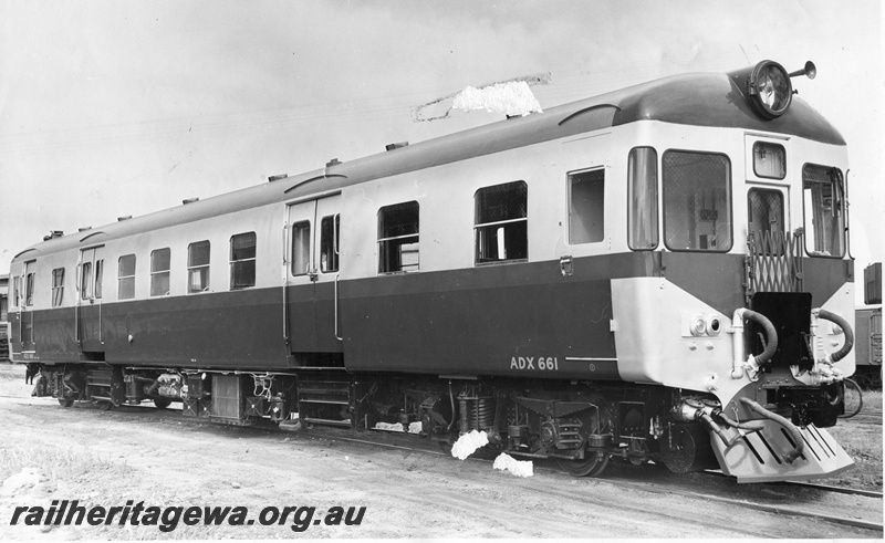 P01555
ADX class 661, side and front view
