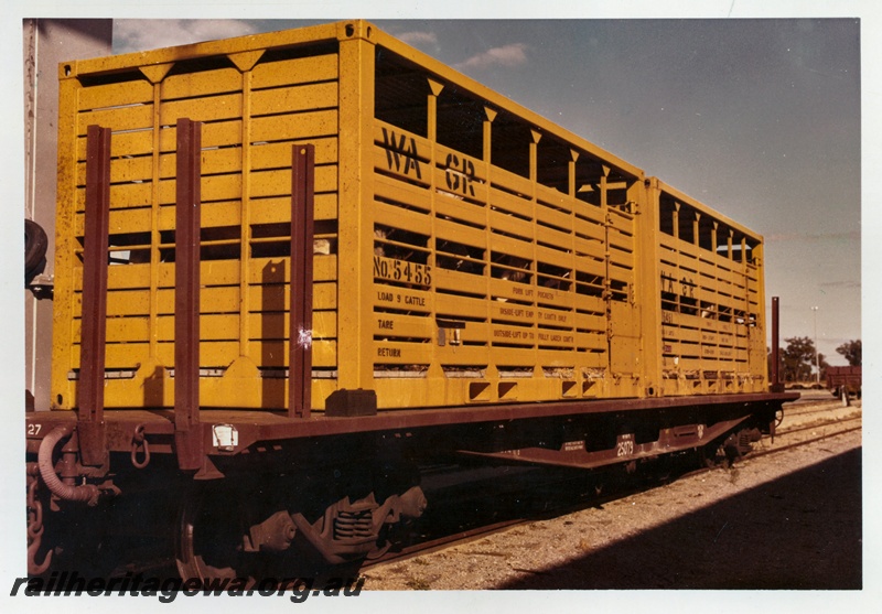P01573
QUA class 25079, cattle container No.5455 and No.5451, end and side view
