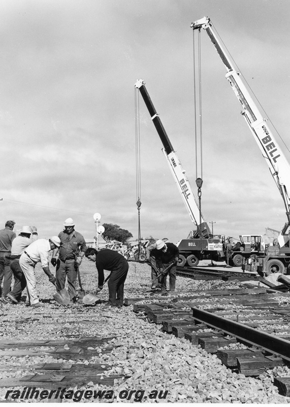 P01622
Mobile cranes, workmen, installing a rail crossing, Meckering
