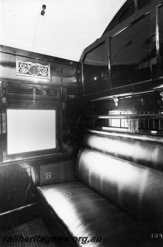 P01833
AZ class first class sleeping carriage, view of a compartment in the seating configuration
