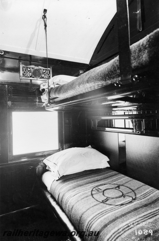 P01834
AZ class first class sleeping carriage, view of a compartment in the sleeping configuration
