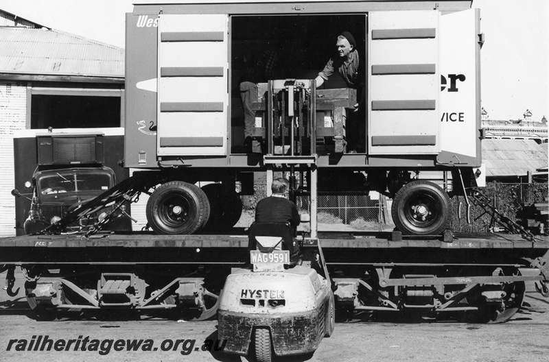 P01924
QJG class bogie flat wagon with 