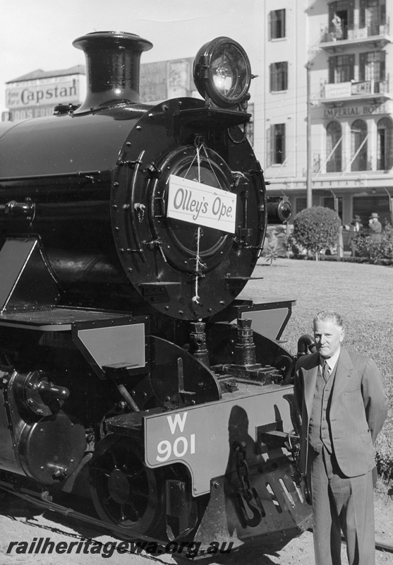 P01972
W class 901, Mr. O. M. Watson, Chief Traffic Manager standing next to the buffer beam, sign 