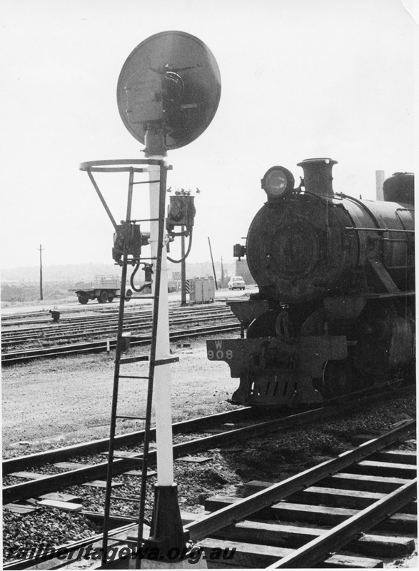 P02488
W class 908, searchlight signal in the middle of an adjacent track, Rivervale Yard, SWR line, rear view of the signal, front view of signal in P2650
