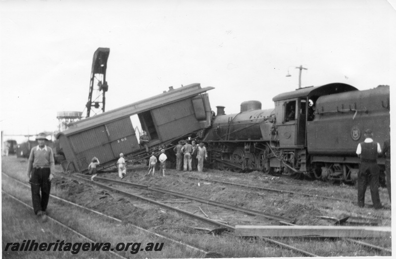 P02704
7 of 8. Rail smash at Yarloop. Brakevan side view and W class 951 side view, breakdown crane and water tower in the background, SWR line.
