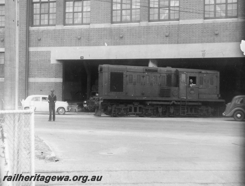 P02754
Y class 1104 shunting diesel-electric locomotive, shunting Elder Smith's store at Fremantle, side view.
