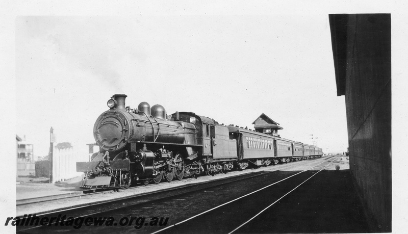 P02804
P class, country passenger carriages, signal box, Southern Cross, EGR line, view along the train
