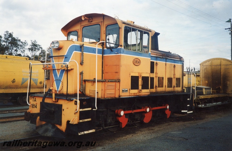P02883
TA 1814 0-6-0 diesel electric shunting locomotive, shunters float, front and side view, Narrogin, SWR line.
