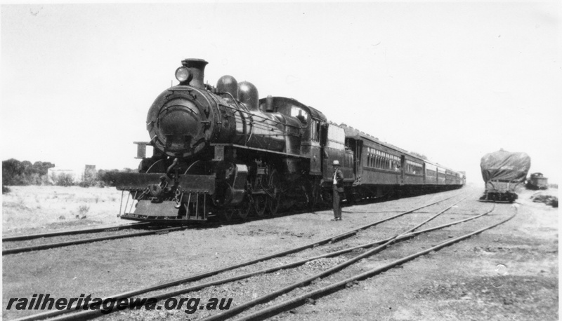 P02930
P class steam locomotive on the East-West express, front and side view, EGR line.
