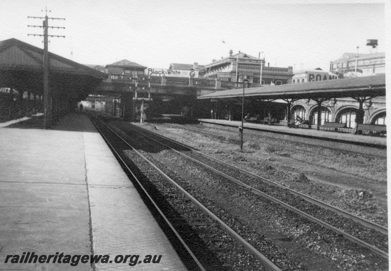 P03026
General view of Perth station looking east, passenger platforms, signals, tracks, Horseshoe Bridge.
