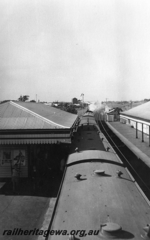 P03186
Passenger train, elevated view, platforms and station buildings, signals, Cottesloe, ER line.
