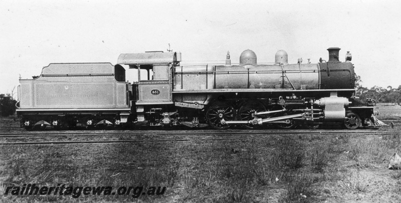 P03209
P class 451 steam locomotive, side view, in grey photographic livery, c1927.
