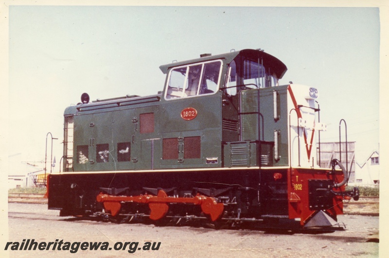P03424
T class 1802 0-6-0 diesel-electric shunter, side and end view, delivered by road from Freighter Industries in Osborne Park to the Subiaco rail siding, ER line.
