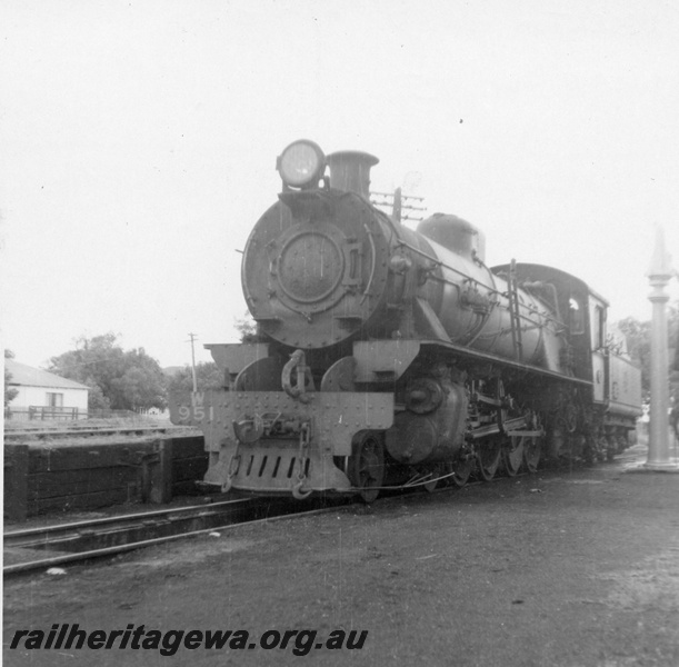 P03442
W class 951 steam locomotive, front and side view, next to water column, Busselton, BB line.
