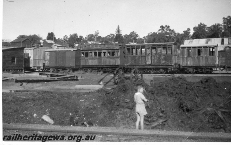 P03551
Carriages and guard's van, side view, Jarrahdale.
