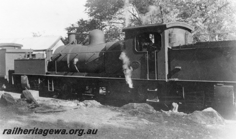 P03570
MS class 426 Garratt loco coupled to a N class, possibly at Mundaring Weir, MW line, side view of the loco looking towards the front tank.
