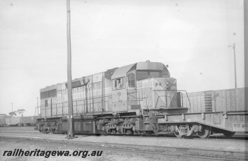 P03681
L class 272, freight yard, Kalgoorlie West, EGR line, side and front view
