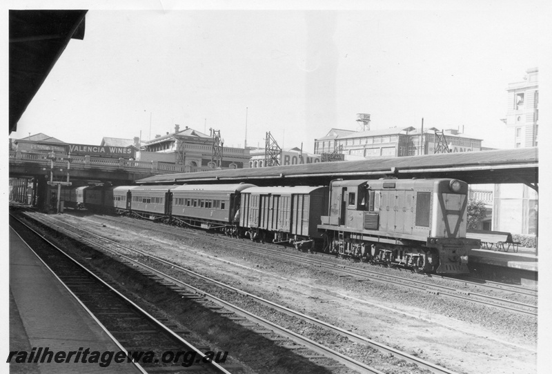 P03682
Y class 1110, shunting a  country passenger train, station, Perth, ER line
