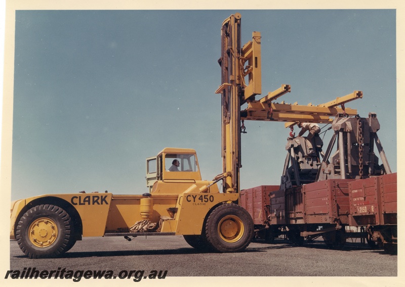 P03740
Clark 20000 lb forklift CY450, loading heavy gear onto open wagon R class 2150, North Fremantle, side view 
