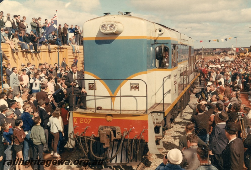 P03810
K class 207, Kalgoorlie, EGR line, standard gauge ceremony, crowd of onlookers, front and side view
